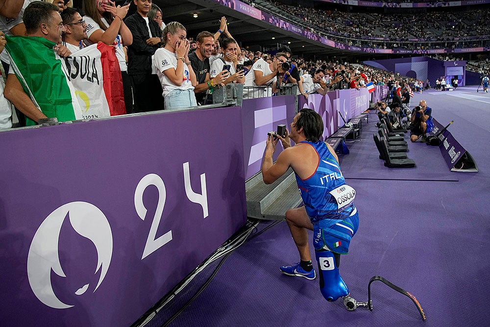 | Photo: AP/Christophe Ena : 2024 Paris Paralympics: Italy's Alessandro Ossola asks her girlfriend to marry him after competing in the men's 100 m. T63 